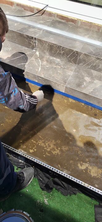 Le processus de pose d'un tapis de pierre de vos propres mains